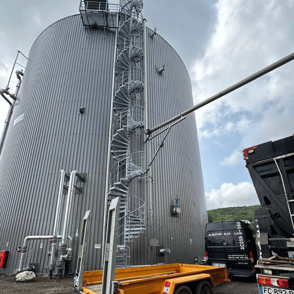 L’inspection outdoor des digesteurs par drone permet de surveiller l’ensemble des structures extérieures, y compris les zones difficiles d’accès ou en hauteur, sans recourir à des échafaudages ou cordistes. Équipés de caméras haute définition et de capteurs spécialisés, les drones capturent des images aériennes précises et réalisent des relevés pour analyser l’état des parois, détecter fissures, corrosion ou déformations, et générer des rapports détaillés. Cette approche rapide, sécurisée et sans contact facilite la maintenance prédictive, optimise les interventions et contribue à prolonger la durée de vie du digesteur tout en réduisant les coûts liés aux inspections classiques.